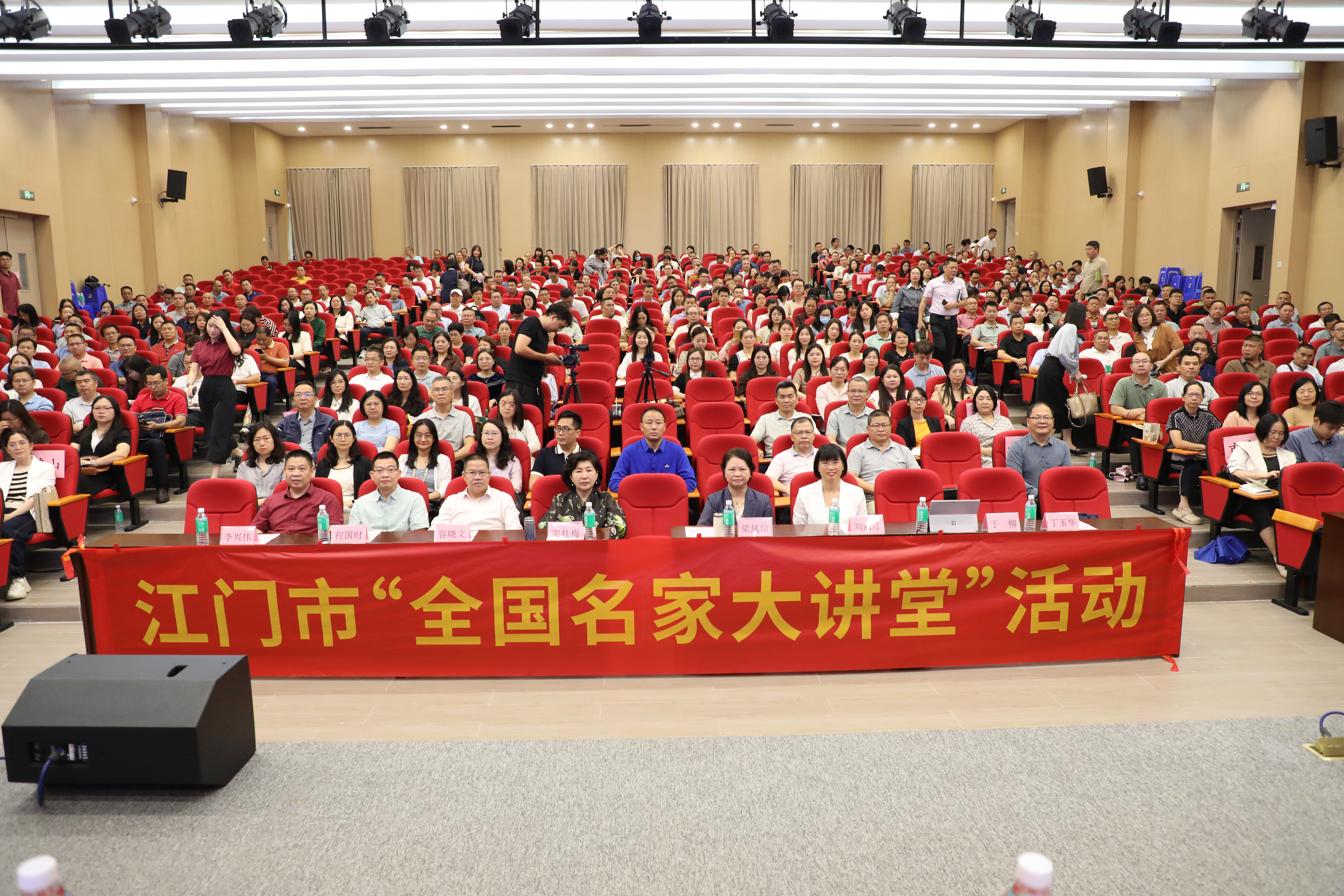 校长要“蹲”在班级里！清华附小校长窦桂梅为江门教育人支招
